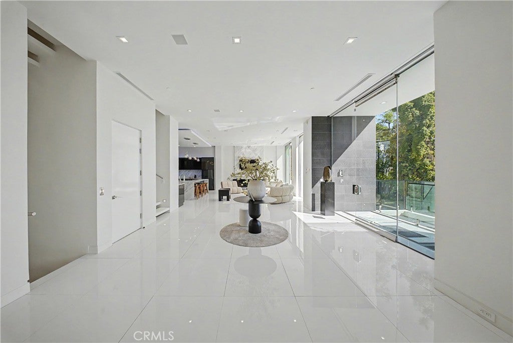 9459 Beverly Crest