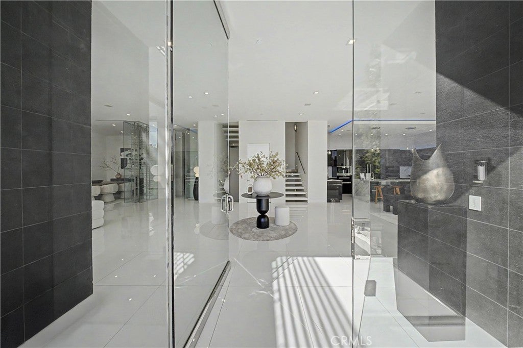 9459 Beverly Crest