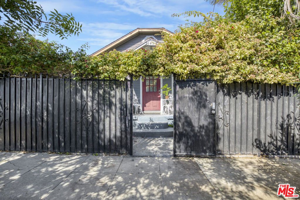 Photo of 6431 Dix Street, Los Angeles, CA 90068 (MLS # 25604367)