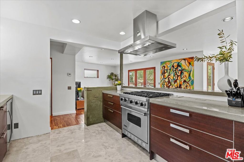 3234 Hillock Drive, Los Angeles CA 90068