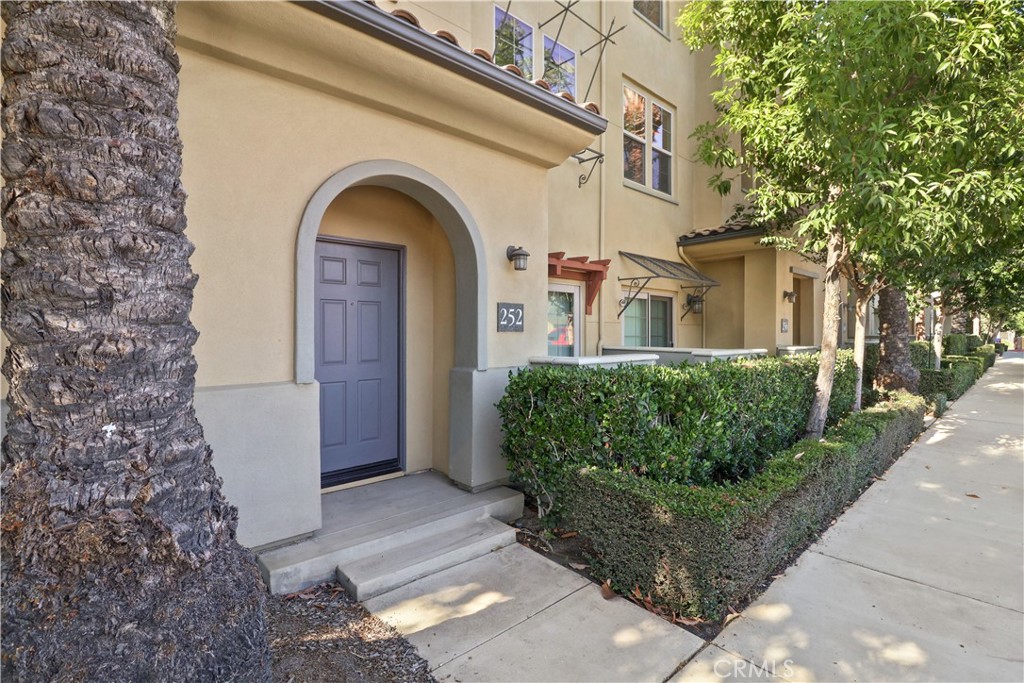Soco Walk***Downstairs office/den, Main floor bedroom, kitchen and living area, top level has two bedroom suits, very well kept upgraded/ move in ready property. Close Downtown Fullerton, Soco District, Train Station, Restaurants, shopping, entertainment, Minutes to Fullerton College, Cal State Fullerton, St. Jude Hospital, Golf Courses, Freeways, **Not to be missed property