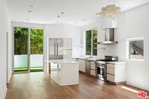 Photo of 616 N Croft Avenue #6, West Hollywood, CA 90048 (MLS # 25569965)