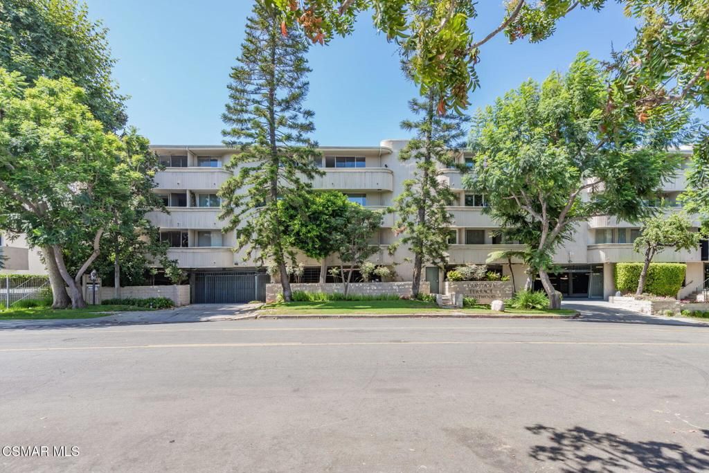 Photo of 11645 Montana Avenue #318, Los Angeles, CA 90049 (MLS # 225004278)