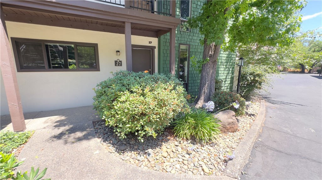 Ground-level condominium located in the well-maintained Woodoak community, just steps from Bidwell Park and near downtown Chico. This one-bedroom, one-bathroom end unit features a bright and functional layout with a spacious living area, dining nook, and comfortable bedroom with ample closet space. The home is clean and ready for your personal touches.
Residents enjoy access to amenities including a pool, spa, sauna, clubhouse, and barbecue area. The setting offers a low-maintenance lifestyle with convenient access to nearby shopping, restaurants, parks, and walking paths. One assigned carport parking space is included. A great opportunity in one of Chico’s most walkable and established neighborhoods.