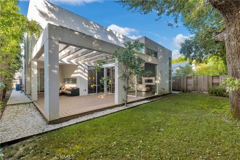 Photo of 16518 Moorpark Street, Encino, CA 91436 (MLS # SR25128251)