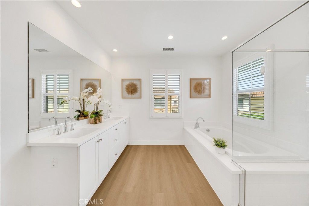 listing image 130723716057252066158