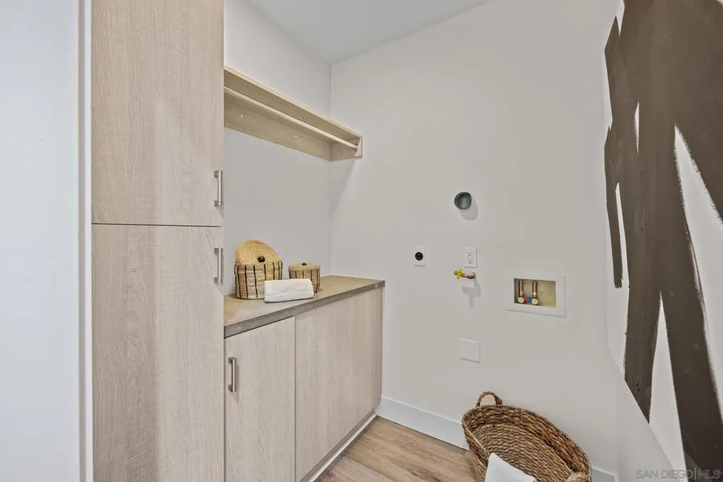 La Jolla, California 92037, United States, 3 Bedrooms Bedrooms, ,4 BathroomsBathrooms,Residential,Pending,203560