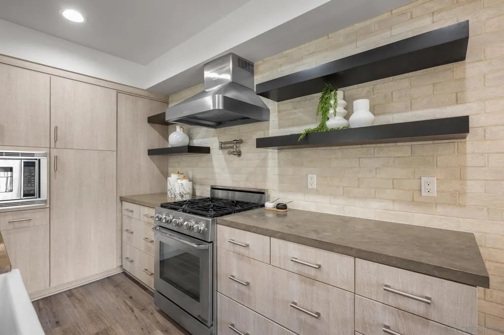 La Jolla, California 92037, United States, 3 Bedrooms Bedrooms, ,4 BathroomsBathrooms,Residential,Pending,203560