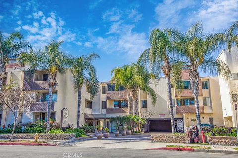 Photo of 5325 Newcastle Avenue #130, Encino, CA 91316 (MLS # SR25248102)