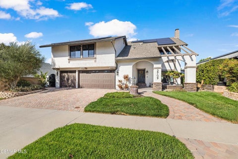 Photo of 2709 Carlmont Place, Simi Valley, CA 93065 (MLS # 226004538)