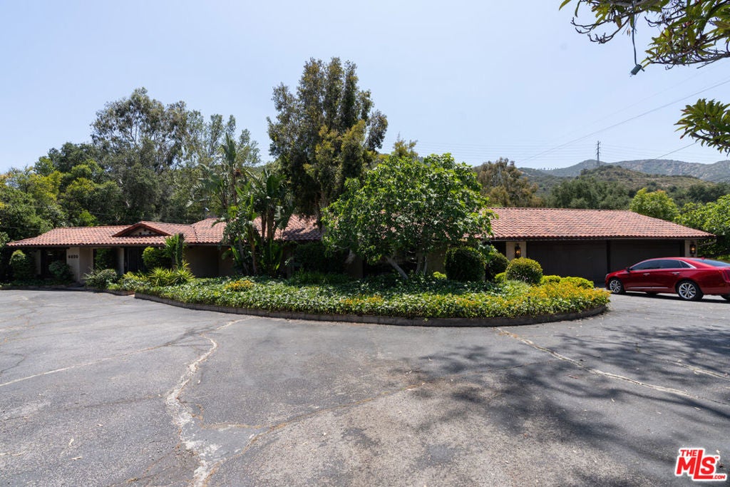 6320 Honolulu Avenue