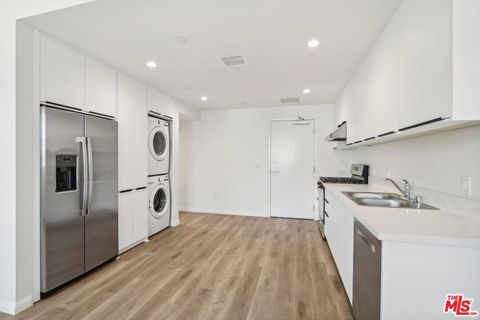 Photo of 951 S Wilton Place #201, Los Angeles, CA 90019 (MLS # 25600303)