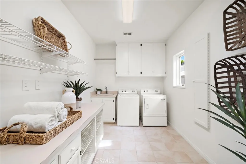 Newport Beach, California 92663, United States, 4 Bedrooms Bedrooms, ,4 BathroomsBathrooms,Residential,Active,160809