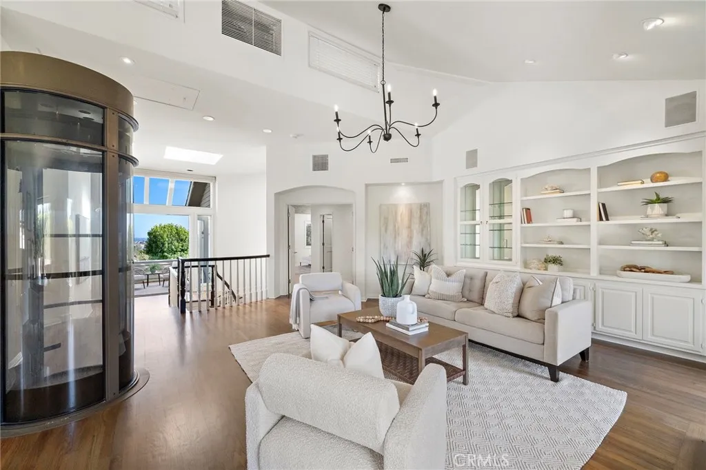 Newport Beach, California 92663, United States, 4 Bedrooms Bedrooms, ,4 BathroomsBathrooms,Residential,Active,160809