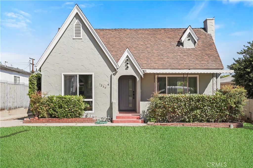 The feel of a classic North Glendale cottage home, with all the upgrades, remodeling and more. Has 3 bedrooms, 2 bathrooms and a detached garage. Located in a highly desirable area of Glendale. Just under 1500 sqft with a beautiful backyard, lot size of 7381 sq ft. A must see, come and enjoy.