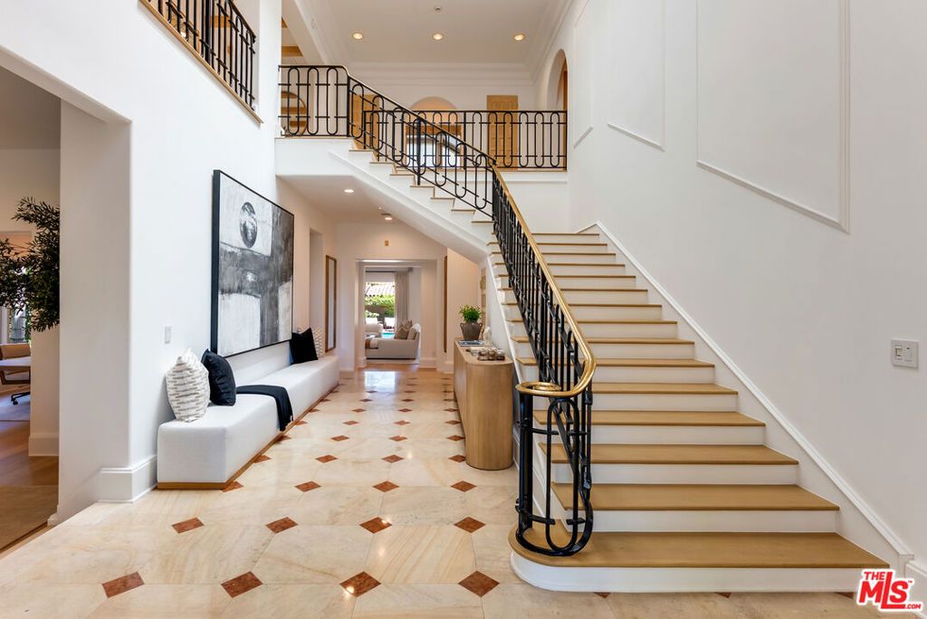 Photo of 812 N Bedford Drive, Beverly Hills, CA 90210 (MLS # 25569667)