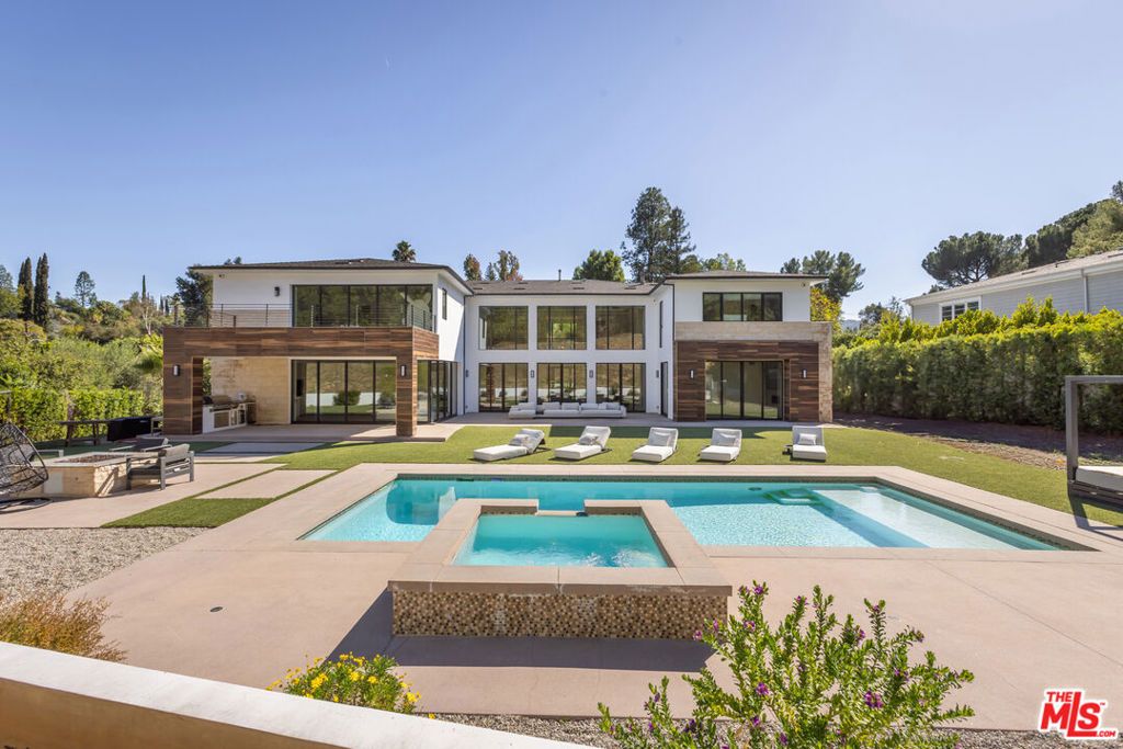 Photo of 4607 Vanalden Avenue, Tarzana, CA 91356 (MLS # 26839557)