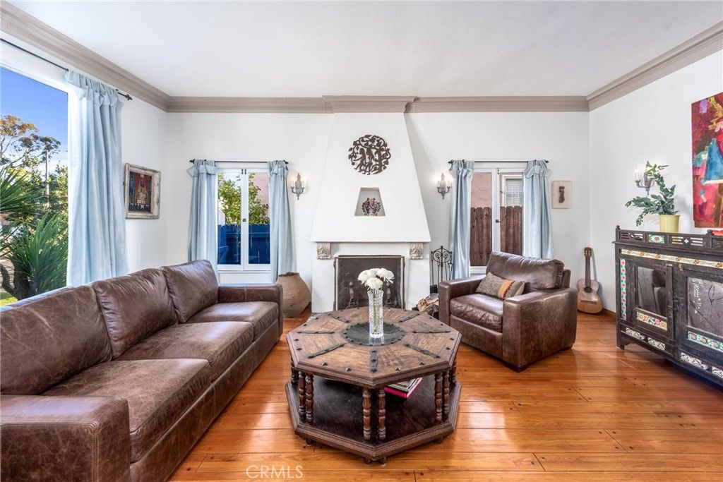 Photo of 2431 S Holt Ave, Los Angeles, CA 90034 (MLS # SB25244058)