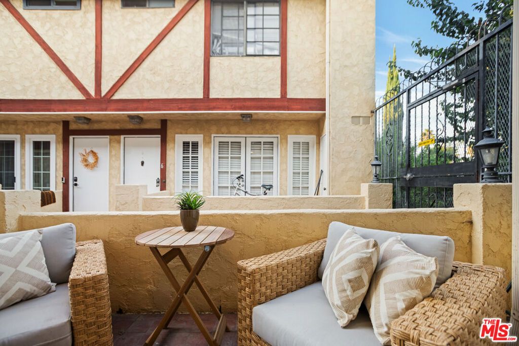 Photo of 7422 Hazeltine Avenue #7, Van Nuys, CA 91405 (MLS # 25596161)