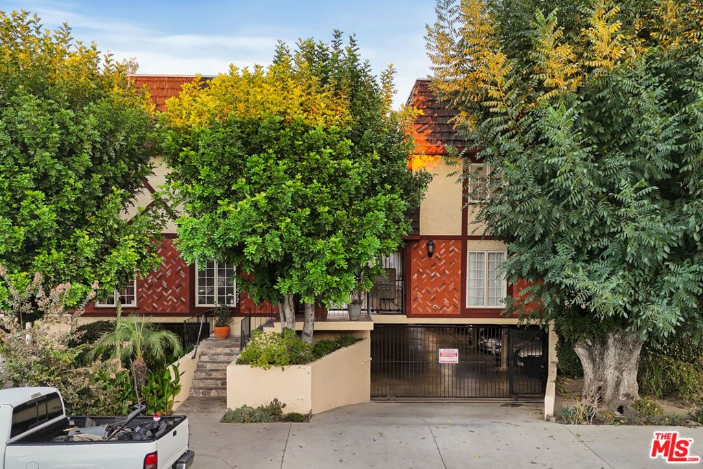 Photo of 7422 Hazeltine Avenue #7, Van Nuys, CA 91405 (MLS # 25596161)