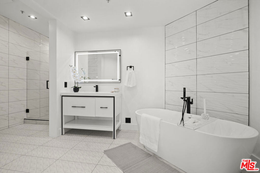 Properties 4 117 N Gale Drive 5