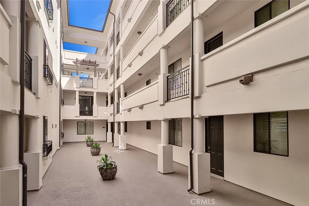 Sherman Oaks, California 91403, United States, 3 Bedrooms Bedrooms, ,2 BathroomsBathrooms,Residential,Active,108096