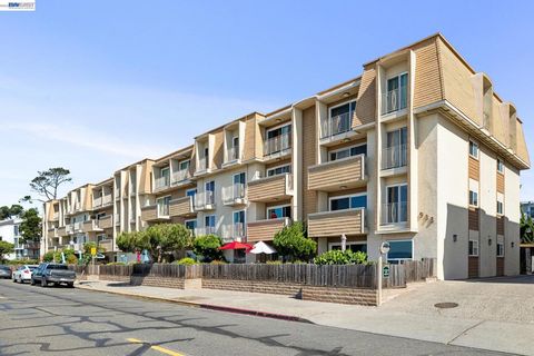 Photo of 933 Shoreline Drive Dr #306, Alameda, CA 94501 (MLS # 41130522)