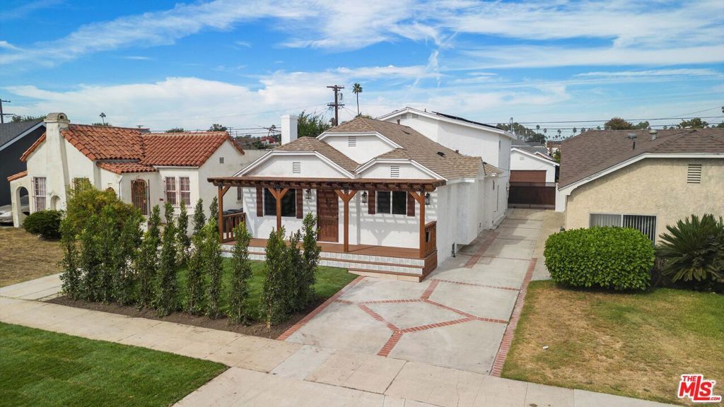 Photo of 3815 W 60th Street, Los Angeles, CA 90043 (MLS # 26665997)