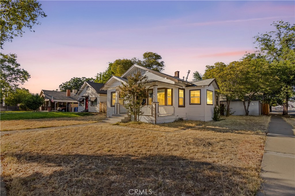 Charming Corner-Lot Home in the Heart of Merced! ??
This 3-bedroom, 2-bath gem is perfectly situated in the heart of Merced, offering convenience, comfort, and value. Nestled on a spacious corner lot, this home features a large backyard with plenty of room for entertaining, gardening, or simply relaxing under the Central Valley sunshine. Enjoy your morning coffee or evening breeze from the welcoming front porch.
Inside, you’ll find a functional floor plan with cozy living spaces and a kitchen ready for your personal touch. With its central location, you’re just minutes from shopping, dining, schools, and parks.
Whether you’re a first-time buyer, downsizing, or looking for an investment property, this home offers an affordable opportunity to own in one of Merced’s established neighborhoods.