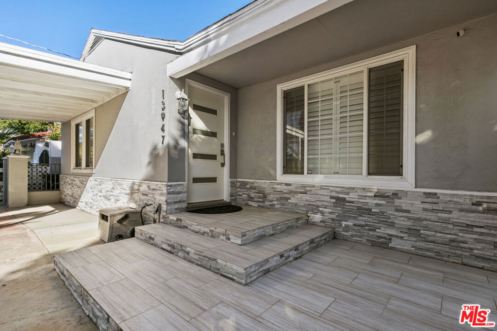 13947 Archwood Street