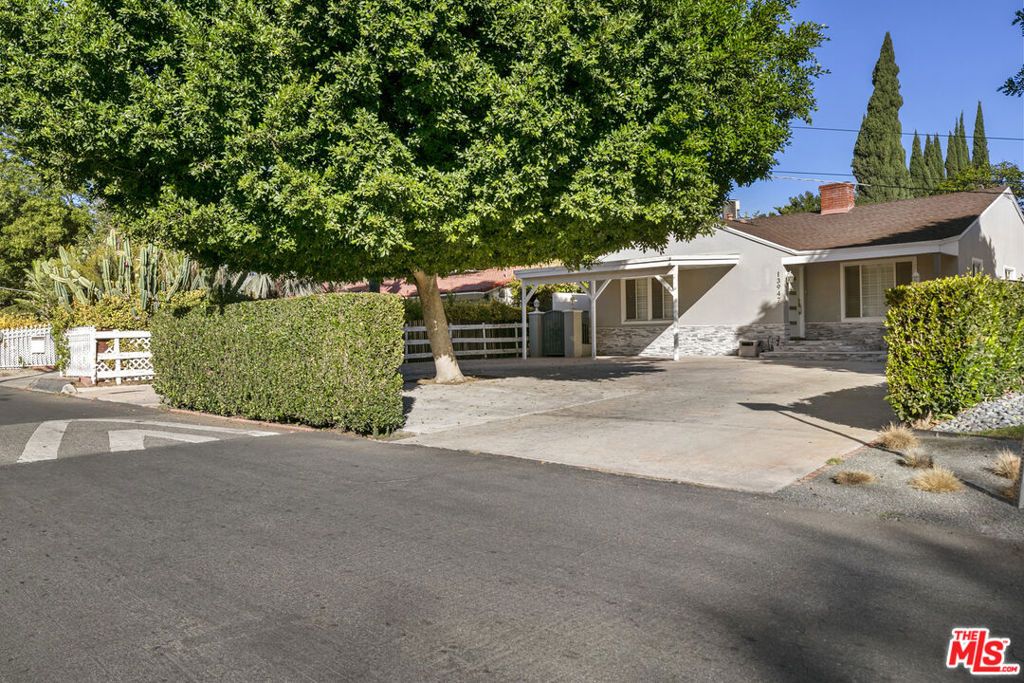 Photo of 13947 Archwood Street, Van Nuys, CA 91405 (MLS # 25614801)