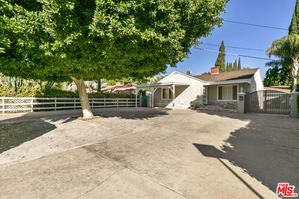 Photo of 13947 Archwood Street, Van Nuys, CA 91405 (MLS # 25614801)