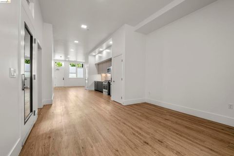 Photo of 1545 32nd Street St #111, Oakland, CA 94608 (MLS # 41132369)