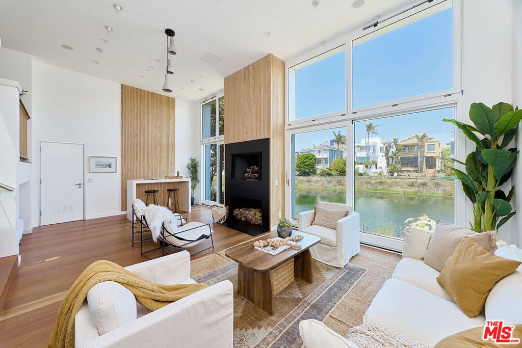 Photo of 5106 Pacific Avenue, Marina Del Rey, CA 90292 (MLS # 25563117)