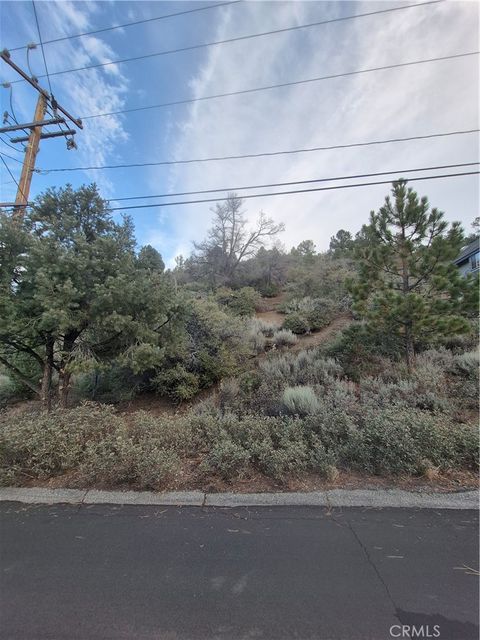 Photo of 2016 Woodland Drive Dr, Pine Mountain Club, CA 93222 (MLS # SR26006461)