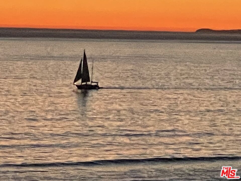 15241 Via De Las Olas