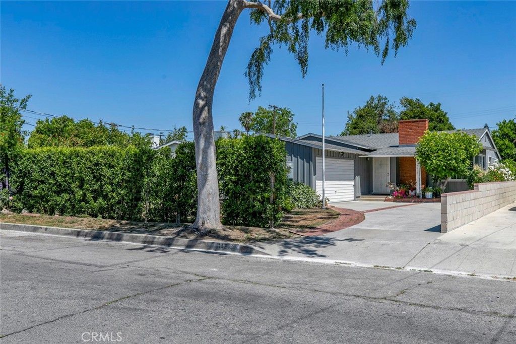Photo of 14719 Wyandotte Street, Van Nuys, CA 91405 (MLS # GD25260328)