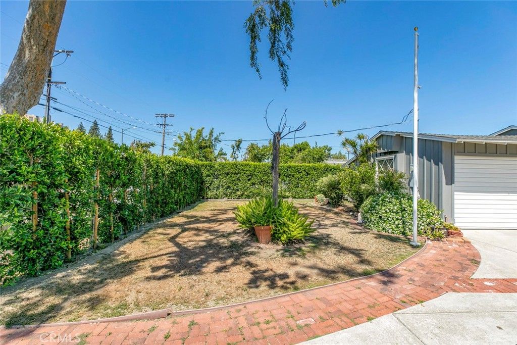 Photo of 14719 Wyandotte Street, Van Nuys, CA 91405 (MLS # GD25260328)