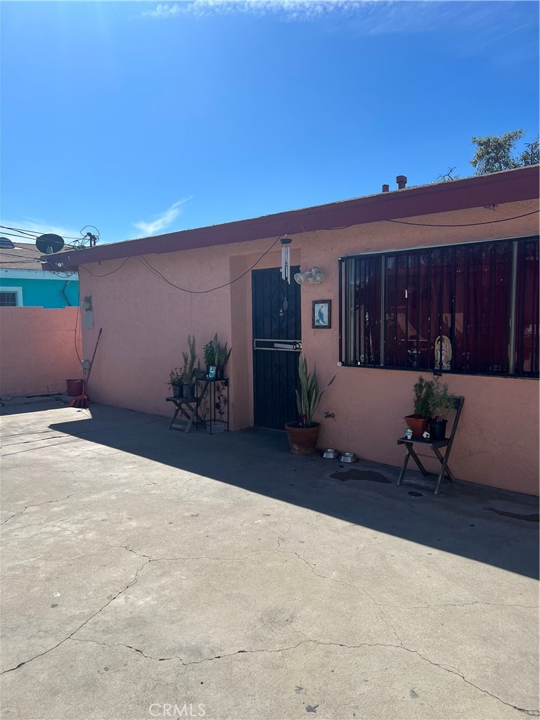 1228 S Ditman
