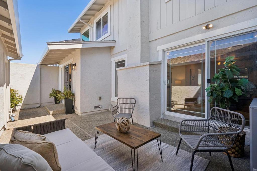 2433 Hastings Drive