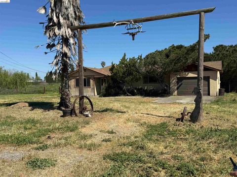 Photo of 5364 Aspen Rd Rd, Oakley, CA 94561 (MLS # 41127737)