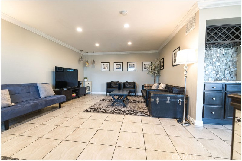 Do not miss out the opportunity to have the turnkey and spacious condo which is close the Disneyland, The Cathedral Church and The Outlet of The Orange Mall.