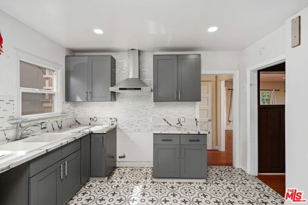 Photo of 4812 Arlington Avenue, Los Angeles, CA 90043 (MLS # 24450619)