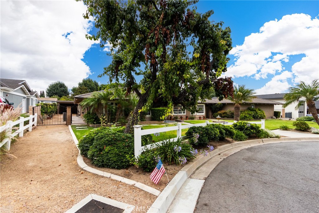 5802 Lakehaven Way