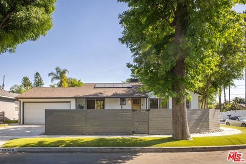 Photo of 13620 Sylvan Street, Valley Glen, CA 91401 (MLS # 26672407)