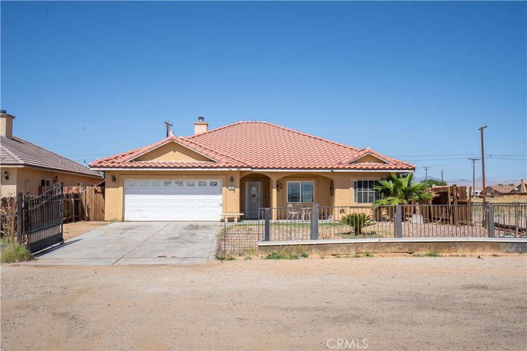 Welcome to this charming 3-bedroom, 2-bath home offering 1,554 sqft of comfortable living. Built in 2008, this well-kept property features an open floor plan, a cozy fireplace and a fully fenced backyard. Located in a quiet, established neighborhood, you'll enjoy a peaceful setting with easy access to local shops, and main road perfect for commuters and families. A great move-in-ready home in a growing community!
Seller and Seller's Broker do not guarantee any information regarding property, square footage, use, zoning, or any other factor of the property. Buyer and buyer's broker to do their own due diligence and satisfy themselves.