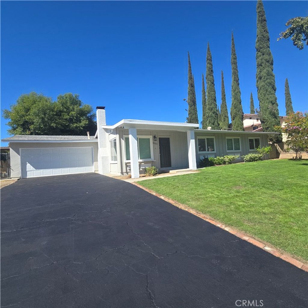 Photo of 9551 Gierson Ave, Chatsworth, CA 91311 (MLS # SR25237728)