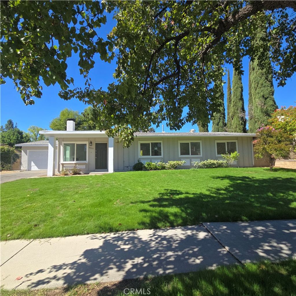 Photo of 9551 Gierson Ave, Chatsworth, CA 91311 (MLS # SR25237728)