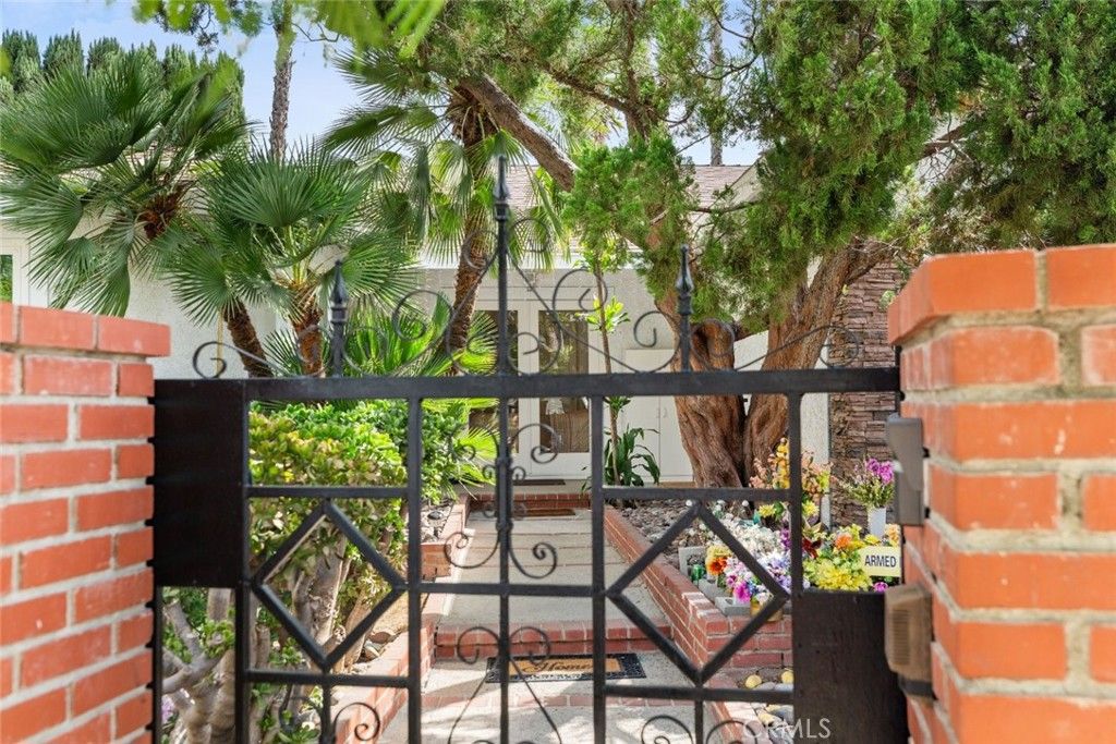 Photo of 11372 Gaynor Avenue, Granada Hills, CA 91344 (MLS # SR25233796)