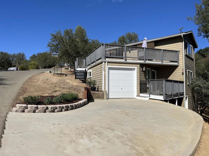 Charming 2-bedroom lake house in Oak Shores Community in San Luis Obispo County.   This functional layout has cathedral ceilings, a reverse floorplan, and a large deck off the living room perfect for entertaining.     Located just minutes to the lake, clubhouse, pickleball court, putting green, and swimming pool.    Kitchen with dining nook offers stainless steel appliances, quartz countertop, and plenty of storage.     Experience the beauty of nature and wildlife at Oak Shores.  You'll appreciate this well-cared-for, turnkey property at Lake Nacimiento. New A/C and roof.